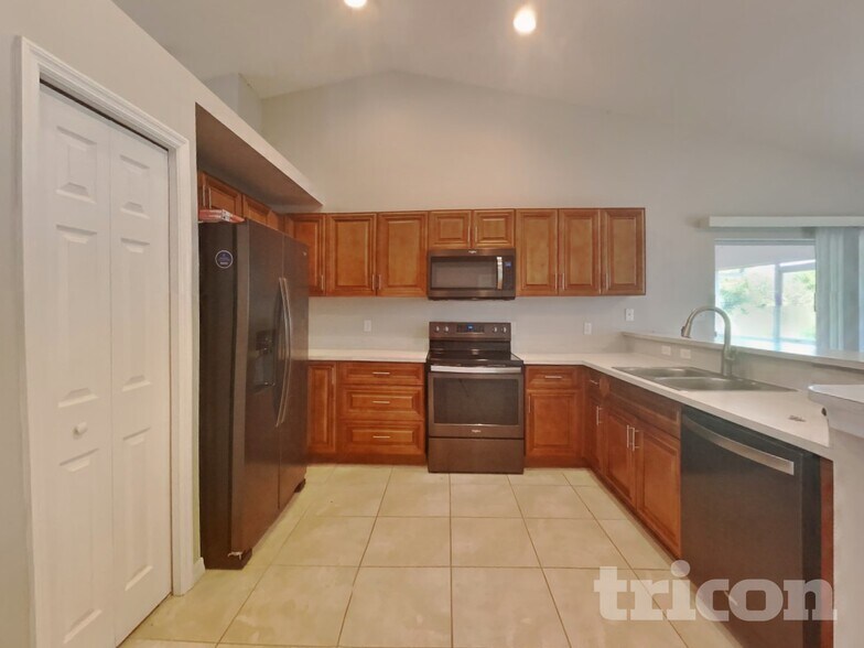 Building Photo - 23183 Burlingame Ave