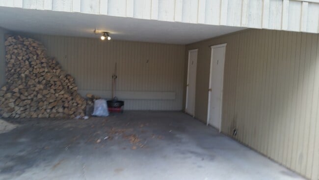 Building Photo - 2 bedroom 4 plex