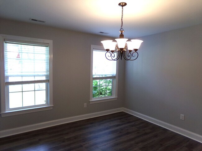 Building Photo - Beautiful Home in Indian Hills