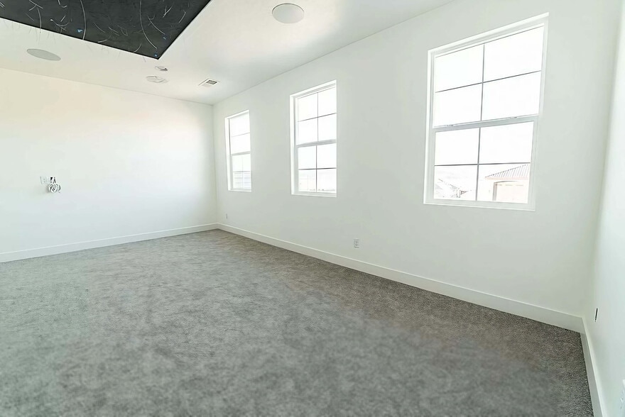Bonus Room - 2nd Floor w/ Star Ceiling - 3685 W 2510 S