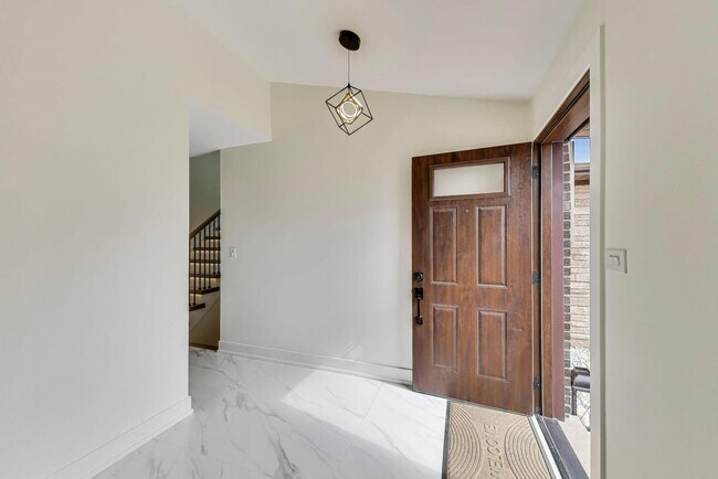 Building Photo - 909 S Waverly Ave