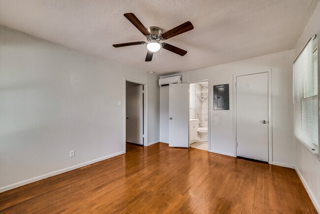 Building Photo - 307 W 4th St