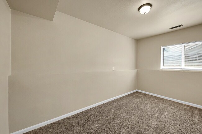 Building Photo - $2,095, 3 bed, 2 bath, located in Colorado...