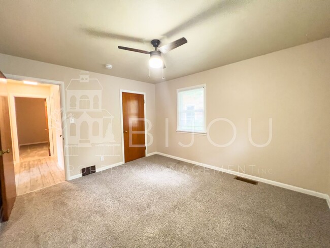 Building Photo - Move In Incentive, $300 off!!