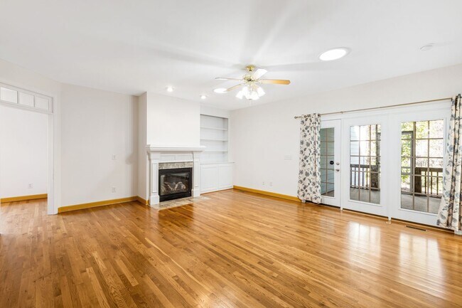 Building Photo - Exceptional 5-Bedroom Residence in the Hea...