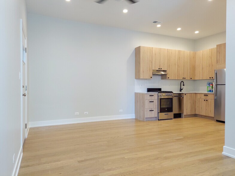 Building Photo - 2057 W Dickens Ave