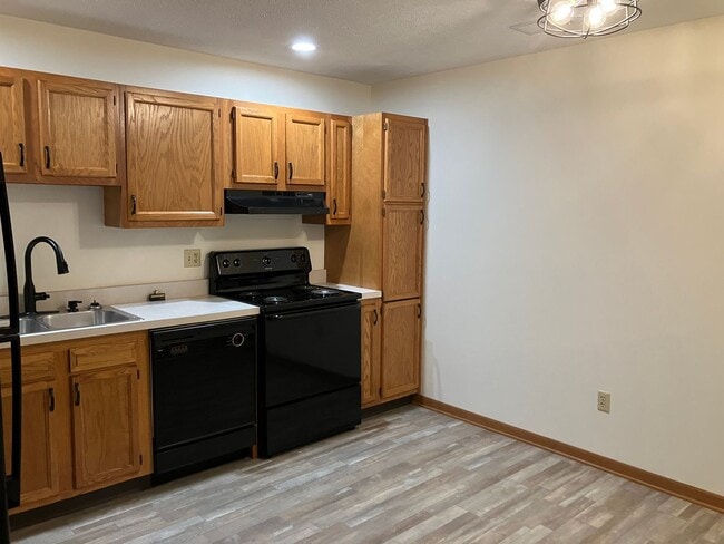 Building Photo - Charming 2-Bedroom Ranch in Peaceful Piqua...