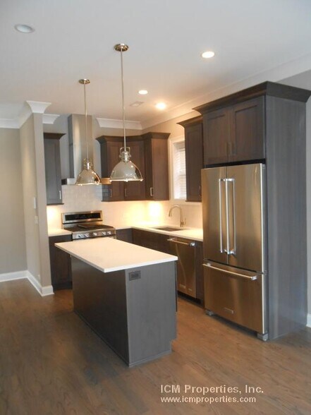 Building Photo - 882 W Lill Ave