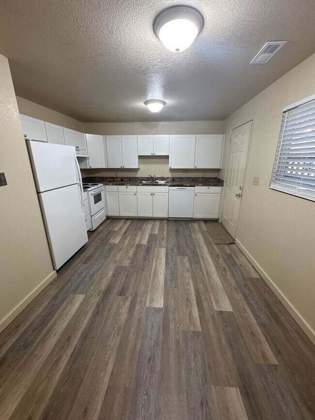 Building Photo - 75 E 860 S