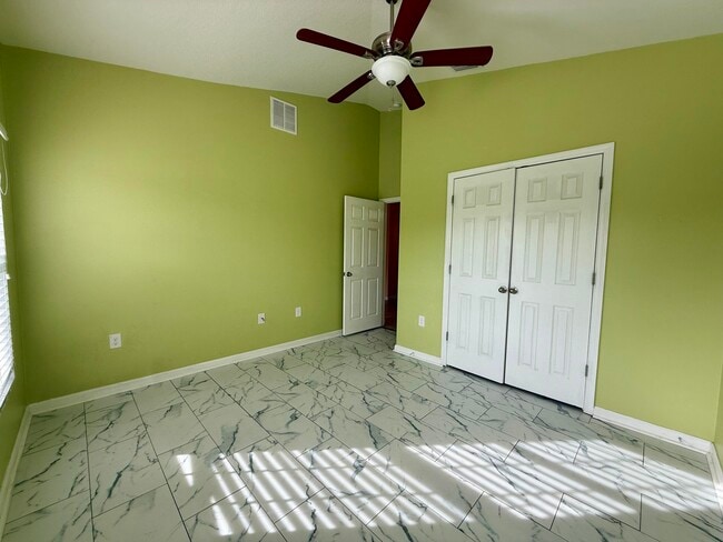 Building Photo - 5997 Ridge Lake Cir