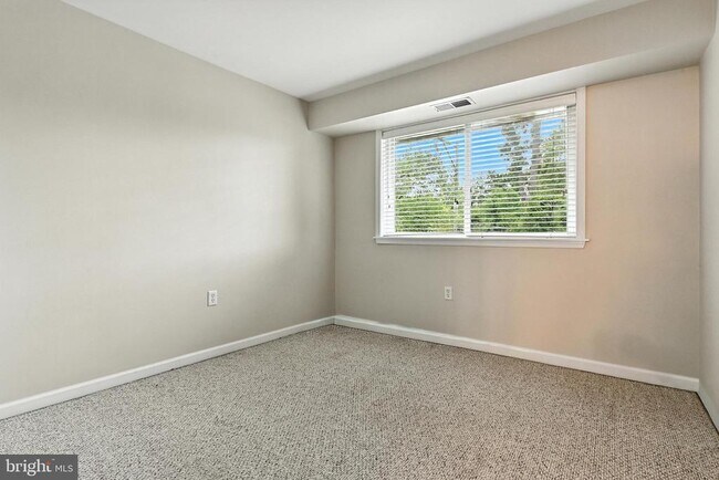 Building Photo - 206 Victor Pkwy