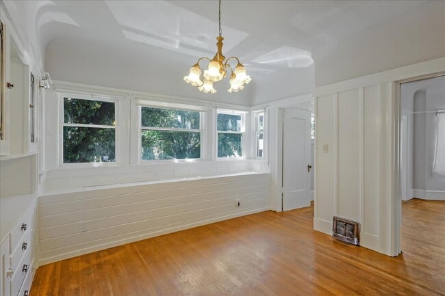 Building Photo - 422 Vernon St