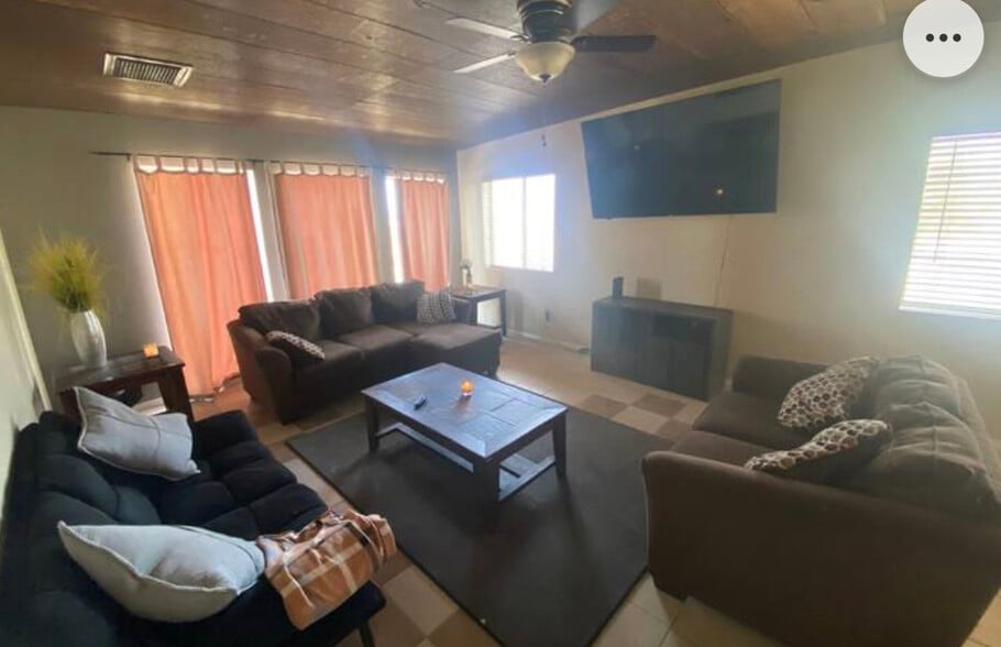 Building Photo - 1617 S Forest Knoll St