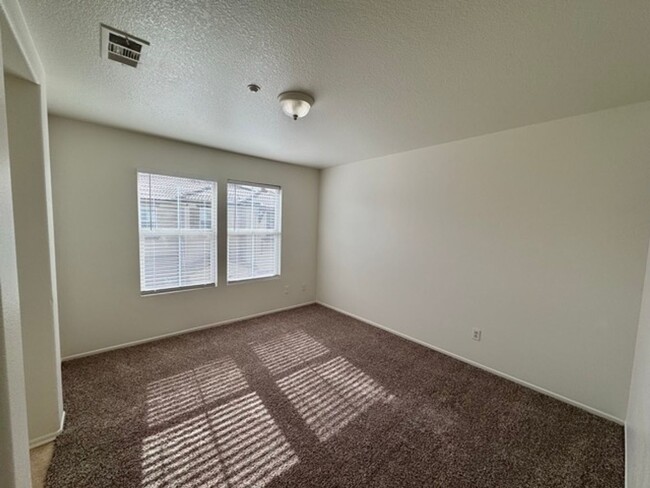 Building Photo - Spacious 3 Bedroom 2.5 Bathroom Condo in t...