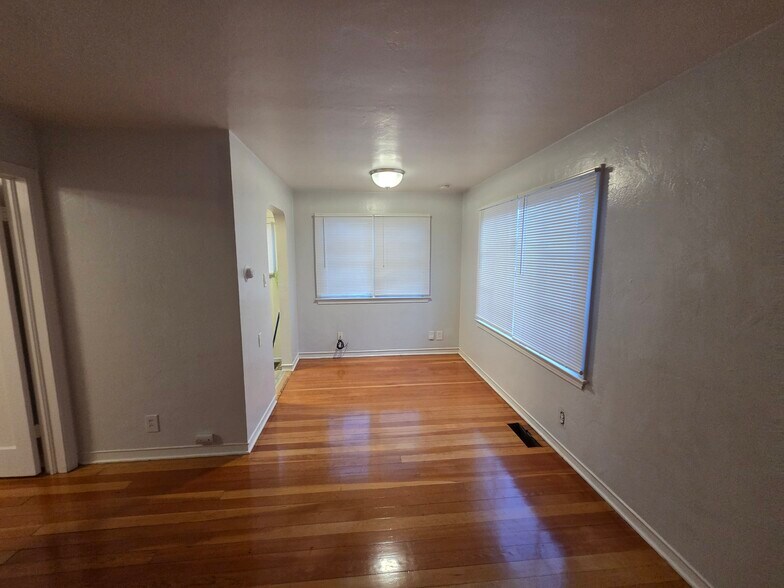 Building Photo - 849 Roberts St