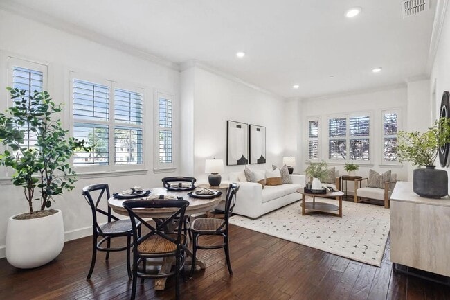 Building Photo - Huge and Lovely home