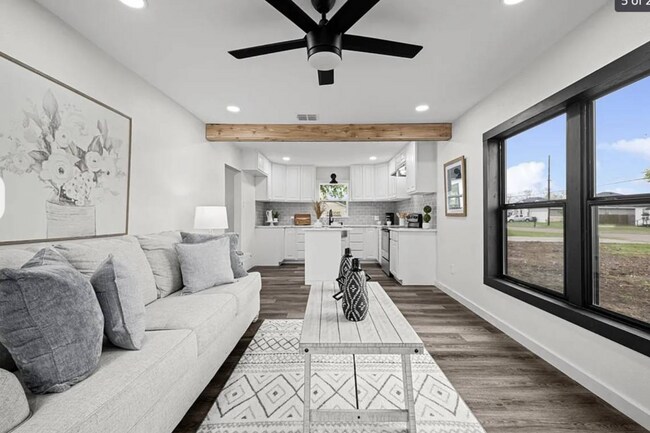 Building Photo - 5401 Burton Ln