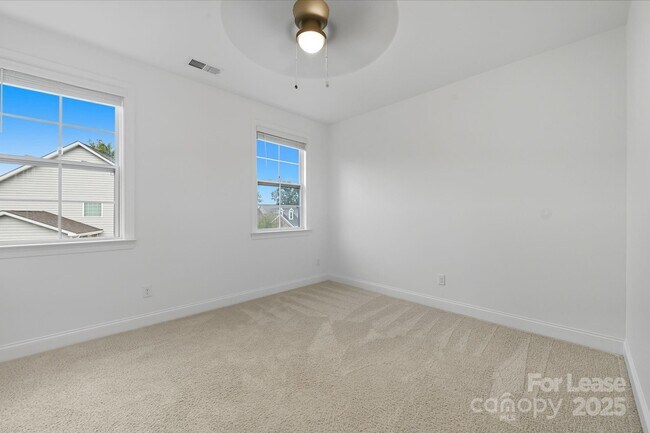 Building Photo - 425 Cassia Ct