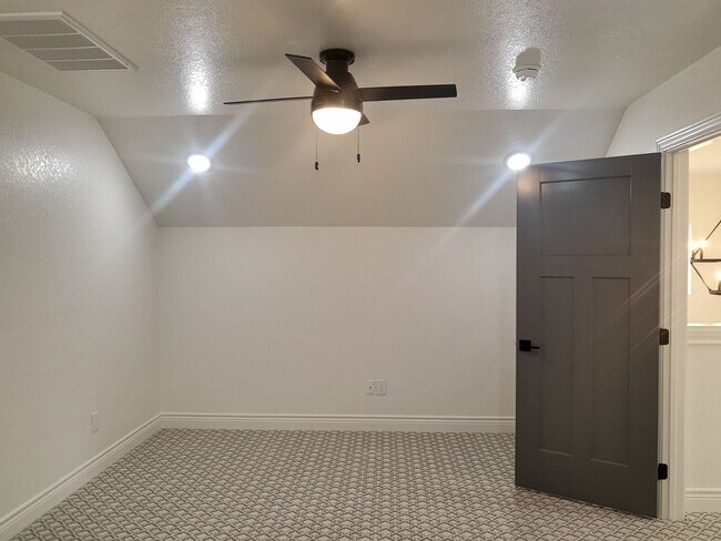 Building Photo - Kerrville, TX  Custom Build Home Ready for Immediate Move In