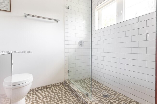 Building Photo - 521 NE 68th St