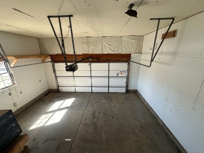 Building Photo - Long Term Glenshire Lease, 3 Bedroom House With Garage