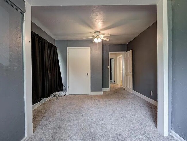 Building Photo - 4001 Meadowview Dr