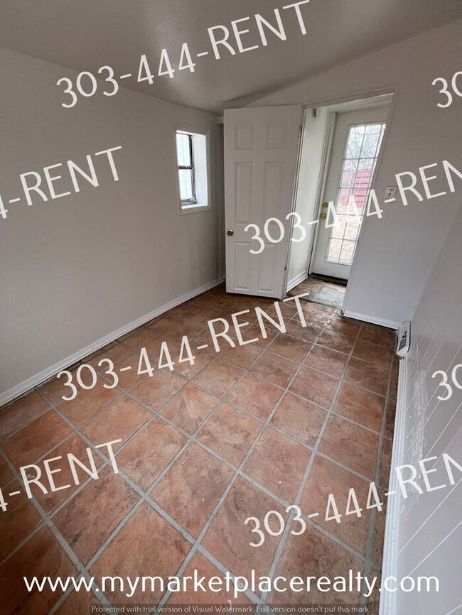 Building Photo - 2 Bedroom & 1 Bathroom Located in Denver!