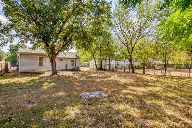 Building Photo - 3109 Dogwood Park Dr