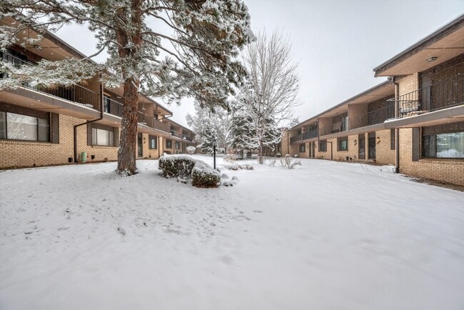 Building Photo - Bright & Spacious Townhome in Lakewood 2bd 2.5ba