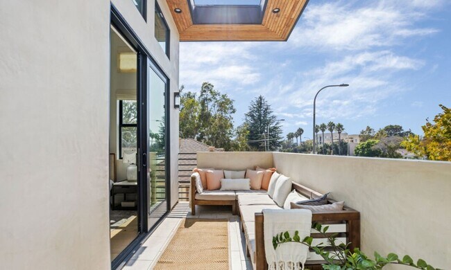 Building Photo - High-End Westside Rental on Washington Pl