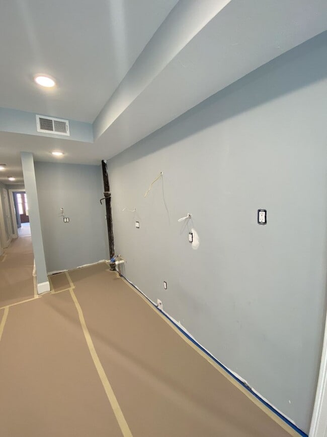 Building Photo - Giant 5 Bed 2 Bath Minutes form the Green Line