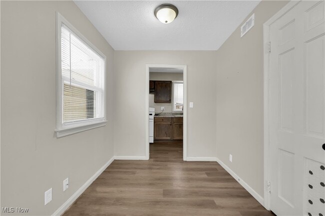 Building Photo - 2016 N Green Rd