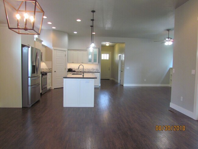 Building Photo - Beautiful 3 bed 2 bath in the popular Paramount community