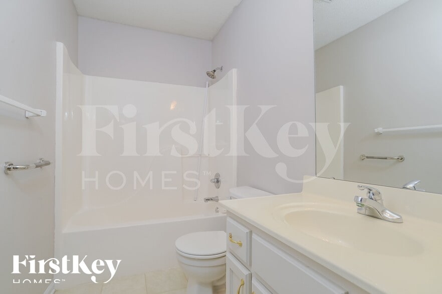 Building Photo - 11123 N Lewis Ave