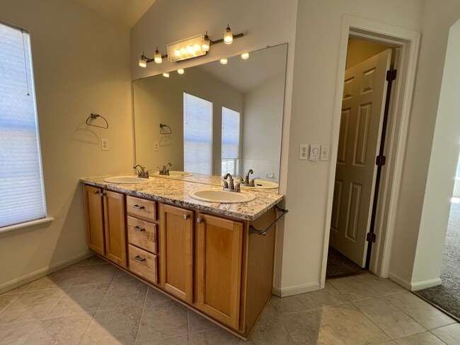 Building Photo - Updated 2B/2.5B In Summit at Rock Creek Community