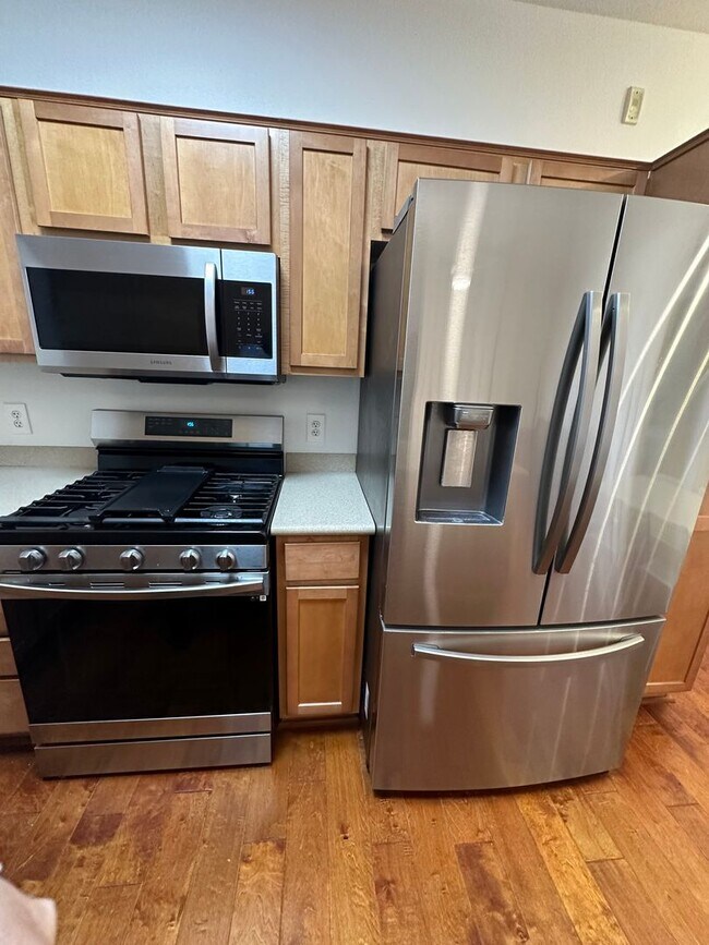 Building Photo - 2 bedroom Partially furnished Condo