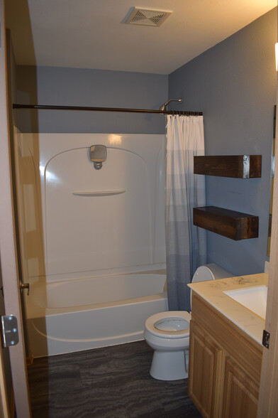 Guest Bath - 6672 102nd St