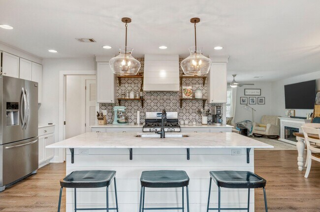 Primary Photo - 235 Sotir St NW