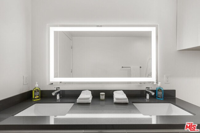 Building Photo - 4806 Sylmar Ave