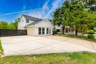 Building Photo - 1002 Oakridge Dr
