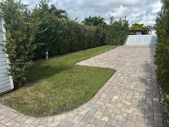 Building Photo - 1804 SW 102nd Ct