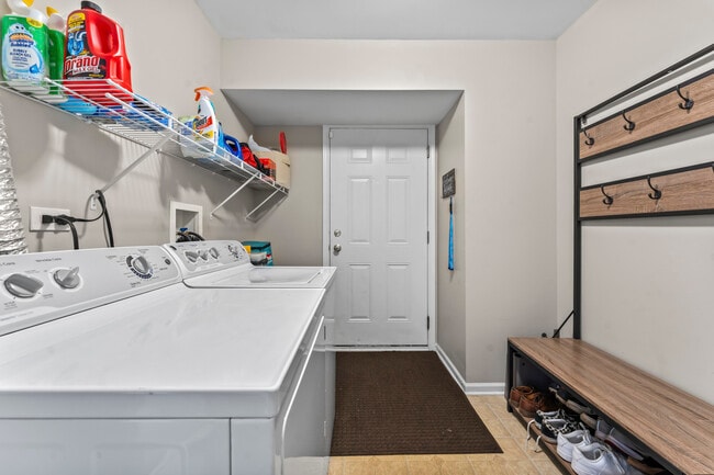 Building Photo - 3153 Saganashkee Ln