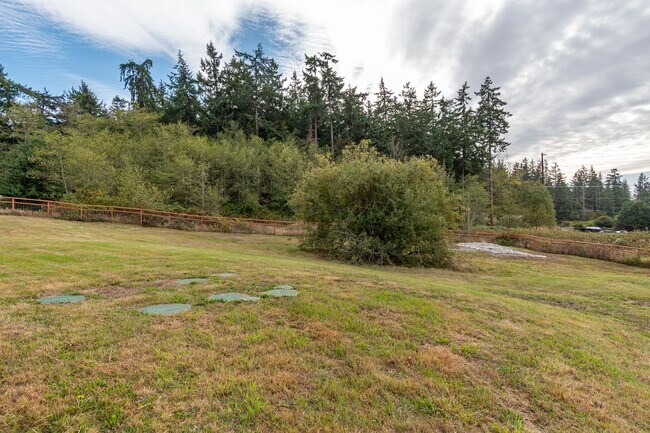 Building Photo - 3 Bed 2 Bath Pet Friendly Home