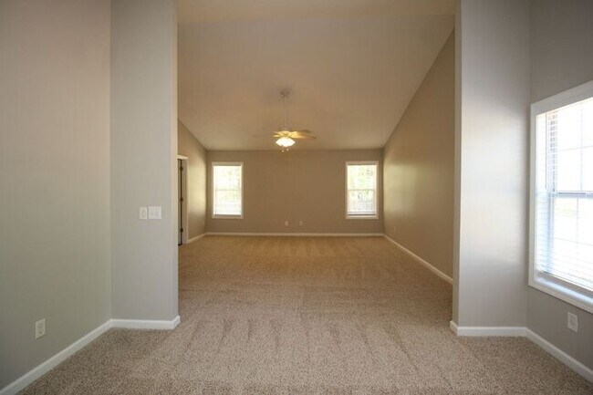 Building Photo - Huge Ranch home!