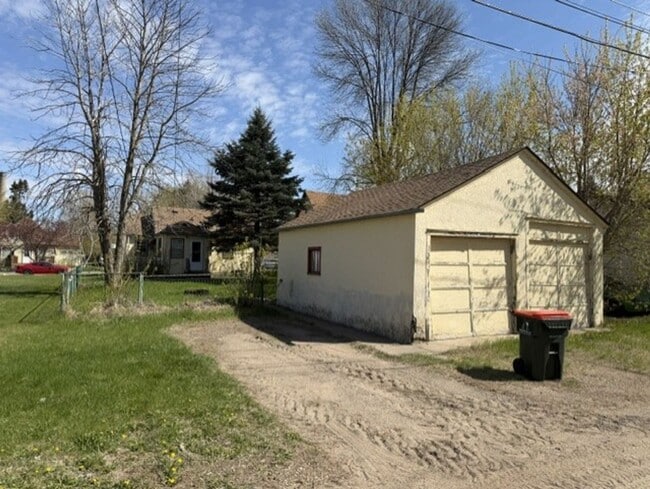 Building Photo - Cozy 2 bedroom house w/ garage