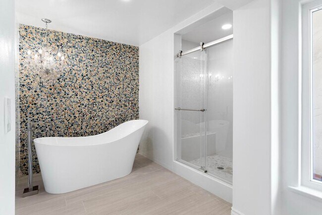Building Photo - Stunning 5-Bed, 4-Bath Fully Furnished Hom...