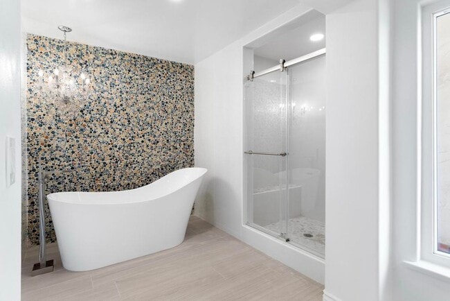 Building Photo - Stunning 5-Bed, 4-Bath Fully Furnished Home in Prestigious Huntington Harbour