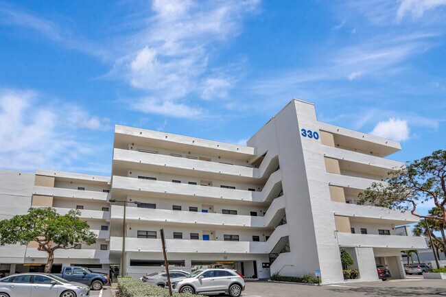 Building Photo - 330 Ave