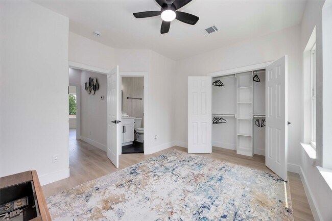 Building Photo - 2112 Des Chaumes St