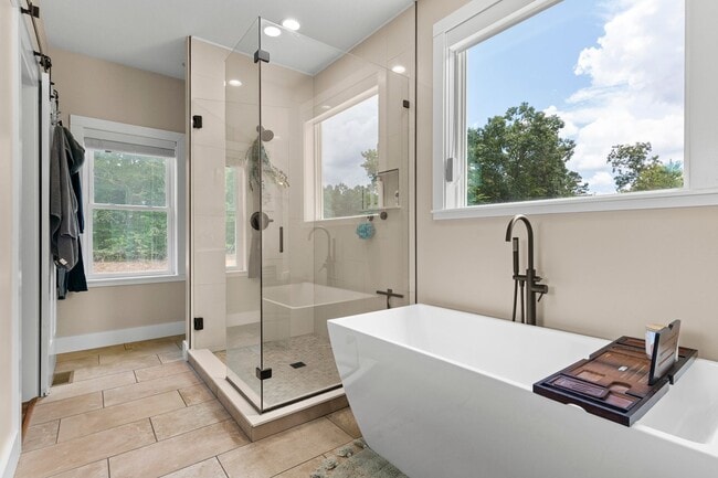 Building Photo - Spacious and Inviting - Beautifully-Mainta...